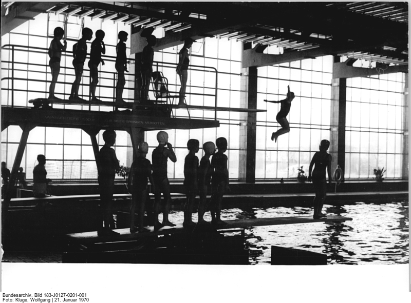 © Bundesarchiv, Bild 183-Jo127-0201-001 / Fotograf Wolfgang Kluge: Leipzig - Training in der neuen Schwimmhalle, 21.01.1970