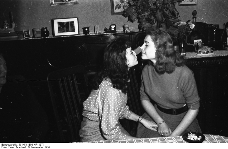 © Bundesarhiv, Bild N1648 Bild-Kf11374 / Fotograf Manfred Beier: Gerlinde und Anneliese mit „Nasenspielerei“, 1953